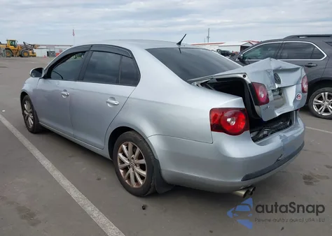 2010 Volkswagen Jetta Limited Edition z USA, uszkodzony, nr VIN 3VWRX7AJ6AM131125